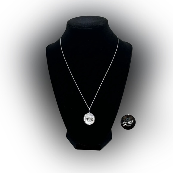 Engraved Personalizé Sterling Silver "Mrs." Necklace - Picture 1 of 3